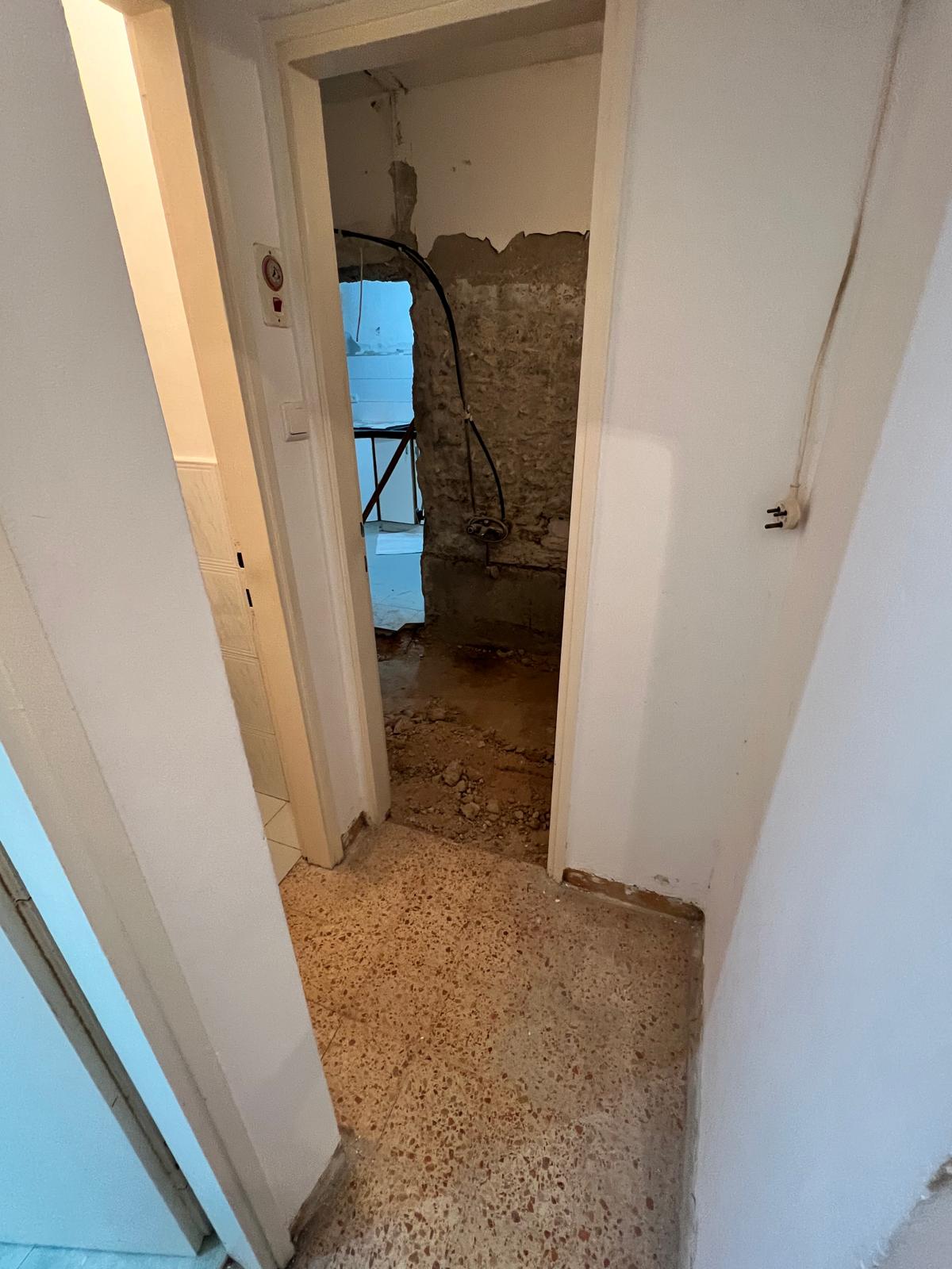 דירה אחרי שיפוץ – מטבח לבן חדש וריצוף משויש