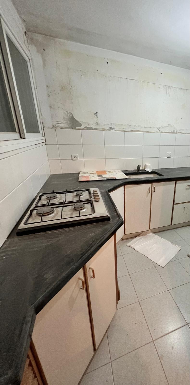 מטבח אחרי שיפוץ – ארונות לבנים חדשים וריצוף משויש